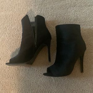 Black open toe boot Justfab size 10 slight wear in bottom